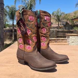 NWT cowgirl boots